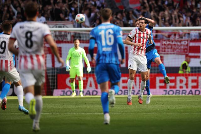 19 April 2026, Baden-Württemberg, Freiburg im Breisgau: Freiburg's Igor Matanovic (L) and Heidenheim's Patrick Mainka (R) battle for the ball during the German Bundesliga soccer match between SC Freiburg and 1. FC Heidenheim at Europa-Park Stadium. Photo: Philipp von Ditfurth/dpa - WICHTIGER HINWEIS: Gemäß den Vorgaben der DFL Deutsche Fußball Liga bzw. des DFB Deutscher Fußball-Bund ist es untersagt, in dem Stadion und/oder vom Spiel angefertigte Fotoaufnahmen in Form von Sequenzbildern und/oder videoähnlichen Fotostrecken zu verwerten bzw. verwerten zu lassen.