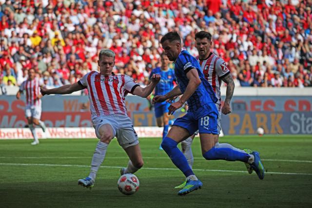 19 April 2026, Baden-Württemberg, Freiburg im Breisgau: Freiburg's Matthias Ginter (L), Heidenheim's Marvin Pieringer (C), and Freiburg's Lukas Kuebler (R) battle for the ball during the German Bundesliga soccer match between SC Freiburg and 1. FC Heidenheim at Europa-Park Stadium. Photo: Philipp von Ditfurth/dpa - WICHTIGER HINWEIS: Gemäß den Vorgaben der DFL Deutsche Fußball Liga bzw. des DFB Deutscher Fußball-Bund ist es untersagt, in dem Stadion und/oder vom Spiel angefertigte Fotoaufnahmen in Form von Sequenzbildern und/oder videoähnlichen Fotostrecken zu verwerten bzw. verwerten zu lassen.