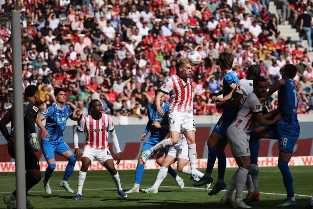 19 April 2026, Baden-Württemberg, Freiburg im Breisgau: Freiburg's Matthias Ginter in action during the German Bundesliga soccer match between SC Freiburg and 1. FC Heidenheim at Europa-Park Stadium. Photo: Philipp von Ditfurth/dpa - WICHTIGER HINWEIS: Gemäß den Vorgaben der DFL Deutsche Fußball Liga bzw. des DFB Deutscher Fußball-Bund ist es untersagt, in dem Stadion und/oder vom Spiel angefertigte Fotoaufnahmen in Form von Sequenzbildern und/oder videoähnlichen Fotostrecken zu verwerten bzw. verwerten zu lassen.