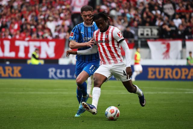 19 April 2026, Baden-Württemberg, Freiburg im Breisgau: Heidenheim's Budu Zivzivadze and Freiburg's Johan Manzambi battle for the ball during the German Bundesliga soccer match between SC Freiburg and 1. FC Heidenheim at the Europa-Park Stadium. Photo: Philipp von Ditfurth/dpa - WICHTIGER HINWEIS: Gemäß den Vorgaben der DFL Deutsche Fußball Liga bzw. des DFB Deutscher Fußball-Bund ist es untersagt, in dem Stadion und/oder vom Spiel angefertigte Fotoaufnahmen in Form von Sequenzbildern und/oder videoähnlichen Fotostrecken zu verwerten bzw. verwerten zu lassen.
