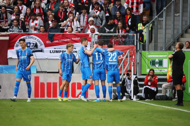 19 April 2026, Baden-Württemberg, Freiburg im Breisgau: Heidenheim players celebrate after scoring this side's first goal of the game during the German Bundesliga soccer match between SC Freiburg and 1. FC Heidenheim at the Europa-Park Stadium. Photo: Philipp von Ditfurth/dpa - WICHTIGER HINWEIS: Gemäß den Vorgaben der DFL Deutsche Fußball Liga bzw. des DFB Deutscher Fußball-Bund ist es untersagt, in dem Stadion und/oder vom Spiel angefertigte Fotoaufnahmen in Form von Sequenzbildern und/oder videoähnlichen Fotostrecken zu verwerten bzw. verwerten zu lassen.