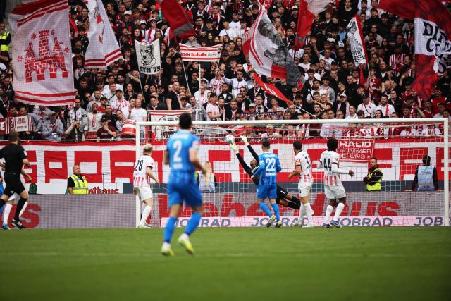 19 April 2026, Baden-Württemberg, Freiburg im Breisgau: Freiburg goalkeeper Noah Atubolu fails to save his net during the German Bundesliga soccer match between SC Freiburg and 1. FC Heidenheim at the Europa-Park Stadium. Photo: Philipp von Ditfurth/dpa - WICHTIGER HINWEIS: Gemäß den Vorgaben der DFL Deutsche Fußball Liga bzw. des DFB Deutscher Fußball-Bund ist es untersagt, in dem Stadion und/oder vom Spiel angefertigte Fotoaufnahmen in Form von Sequenzbildern und/oder videoähnlichen Fotostrecken zu verwerten bzw. verwerten zu lassen.