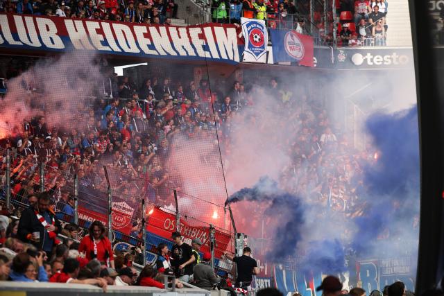 19 April 2026, Baden-Württemberg, Freiburg im Breisgau: Pyrotechnics are set off in the visitors' section during the German Bundesliga soccer match between SC Freiburg and 1. FC Heidenheim at Europa-Park Stadium. Photo: Philipp von Ditfurth/dpa - WICHTIGER HINWEIS: Gemäß den Vorgaben der DFL Deutsche Fußball Liga bzw. des DFB Deutscher Fußball-Bund ist es untersagt, in dem Stadion und/oder vom Spiel angefertigte Fotoaufnahmen in Form von Sequenzbildern und/oder videoähnlichen Fotostrecken zu verwerten bzw. verwerten zu lassen.