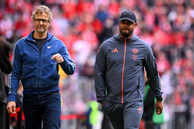 19 April 2026, Bavaria, Munich: Bayern Munich coach Vincent Kompany (R) and Bayern press officer Dieter Nickles ahead of the German Bundesliga championship trophy ahead of the German Bundesliga soccer match between Bayern Munich and VfB Stuttgart at Allianz Arena. Photo: Tom Weller/dpa - IMPORTANT NOTICE: DFL and DFB regulations prohibit any use of photographs as image sequences and/or quasi-video.