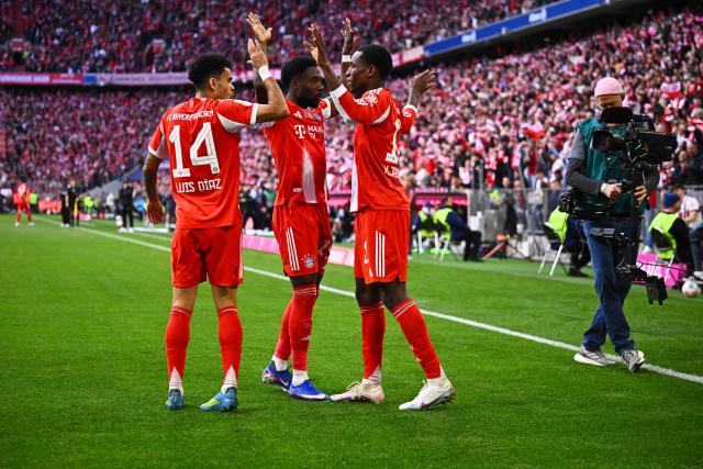 19 April 2026, Bavaria, Munich: Bayern Munich's Nicolas Jackson (R) high-fives teammates Luis Diaz (L) and Alphonso Davies (C) after scoring his side's second goal of the game during the German Bundesliga soccer match between Bayern Munich and VfB Stuttgart at the Allianz Arena. Photo: Tom Weller/dpa - IMPORTANT NOTICE: DFL and DFB regulations prohibit any use of photographs as image sequences and/or quasi-video.