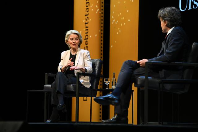 19 April 2026, Hamburg: European Commission President Ursula von der Leyen speaks with journalist Giovanni di Lorenzo during the anniversary event "80 Years with 'Die Zeit'" at the Deutsches Schauspielhaus. Photo: Jonas Walzberg/dpa