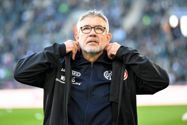 19 April 2026, North Rhine-Westphalia, Moenchengladbach: Mainz coach Urs Fischer walks on the pitch ahead of the German Bundesliga soccer match between Borussia Moenchengladbach and FSV Mainz 05 at Borussia-Park Stadium. Photo: Ulrich Hufnagel/dpa - WICHTIGER HINWEIS: Gemäß den Vorgaben der DFL Deutsche Fußball Liga bzw. des DFB Deutscher Fußball-Bund ist es untersagt, in dem Stadion und/oder vom Spiel angefertigte Fotoaufnahmen in Form von Sequenzbildern und/oder videoähnlichen Fotostrecken zu verwerten bzw. verwerten zu lassen.