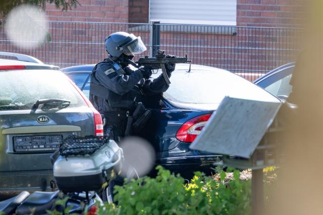 19 April 2026, North Rhine-Westphalia, Moers: A masked police officer is on duty, holding a submachine gun at the ready. During a prayer service, a confrontation reportedly broke out between two groups of people at the home of a religious community in Moers. Earlier, Bild reported on a police operation at a Sikh temple. Photo: Jan Ohmen/dpa