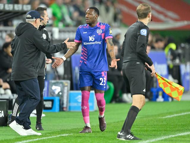 19 April 2026, North Rhine-Westphalia, Moenchengladbach: Mainz's Sheraldo Becker looks displeased during the German Bundesliga soccer match between Borussia Moenchengladbach and FSV Mainz 05 at Borussia-Park Stadium. Photo: Ulrich Hufnagel/dpa - WICHTIGER HINWEIS: Gemäß den Vorgaben der DFL Deutsche Fußball Liga bzw. des DFB Deutscher Fußball-Bund ist es untersagt, in dem Stadion und/oder vom Spiel angefertigte Fotoaufnahmen in Form von Sequenzbildern und/oder videoähnlichen Fotostrecken zu verwerten bzw. verwerten zu lassen.
