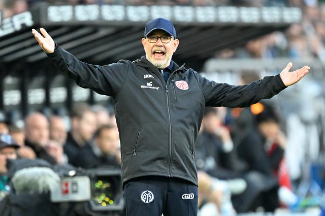 19 April 2026, North Rhine-Westphalia, Moenchengladbach: Mainz coach Urs Fischer reacts from the touchline during the German Bundesliga soccer match between Borussia Moenchengladbach and FSV Mainz 05 at Borussia-Park Stadium. Photo: Ulrich Hufnagel/dpa - WICHTIGER HINWEIS: Gemäß den Vorgaben der DFL Deutsche Fußball Liga bzw. des DFB Deutscher Fußball-Bund ist es untersagt, in dem Stadion und/oder vom Spiel angefertigte Fotoaufnahmen in Form von Sequenzbildern und/oder videoähnlichen Fotostrecken zu verwerten bzw. verwerten zu lassen.