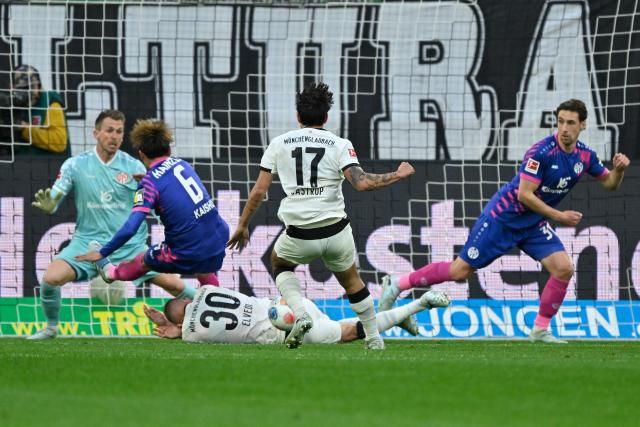19 April 2026, North Rhine-Westphalia, Moenchengladbach: Borussia Moenchengladbach's Jens Castrop has a scoring opportunity during the German Bundesliga soccer match between Borussia Moenchengladbach and FSV Mainz 05 at Borussia-Park Stadium. Photo: Ulrich Hufnagel/dpa - WICHTIGER HINWEIS: Gemäß den Vorgaben der DFL Deutsche Fußball Liga bzw. des DFB Deutscher Fußball-Bund ist es untersagt, in dem Stadion und/oder vom Spiel angefertigte Fotoaufnahmen in Form von Sequenzbildern und/oder videoähnlichen Fotostrecken zu verwerten bzw. verwerten zu lassen.