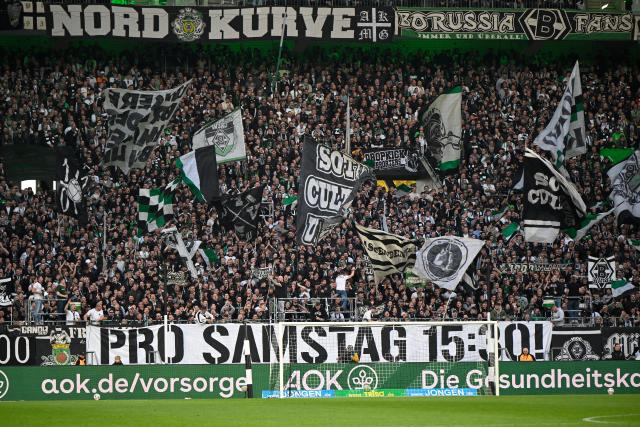 19 April 2026, North Rhine-Westphalia, Moenchengladbach: Fans in the Gladbach fan block hold a sign during the German Bundesliga soccer match between Borussia Moenchengladbach and FSV Mainz 05 at Borussia-Park Stadium. Photo: Ulrich Hufnagel/dpa - WICHTIGER HINWEIS: Gemäß den Vorgaben der DFL Deutsche Fußball Liga bzw. des DFB Deutscher Fußball-Bund ist es untersagt, in dem Stadion und/oder vom Spiel angefertigte Fotoaufnahmen in Form von Sequenzbildern und/oder videoähnlichen Fotostrecken zu verwerten bzw. verwerten zu lassen.