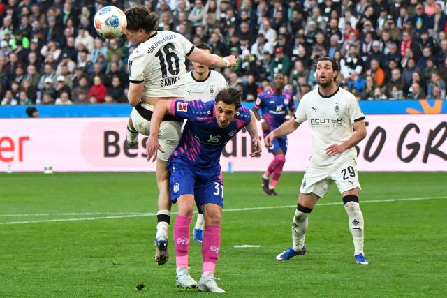 19 April 2026, North Rhine-Westphalia, Moenchengladbach: (L-R) Borussia Moenchengladbach's Philipp Sander and Mainz's Dominik Kohr battle for the ball during the German Bundesliga soccer match between Borussia Moenchengladbach and FSV Mainz 05 at Borussia-Park Stadium. Photo: Ulrich Hufnagel/dpa - WICHTIGER HINWEIS: Gemäß den Vorgaben der DFL Deutsche Fußball Liga bzw. des DFB Deutscher Fußball-Bund ist es untersagt, in dem Stadion und/oder vom Spiel angefertigte Fotoaufnahmen in Form von Sequenzbildern und/oder videoähnlichen Fotostrecken zu verwerten bzw. verwerten zu lassen.