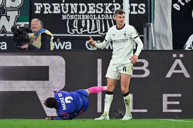 19 April 2026, North Rhine-Westphalia, Moenchengladbach: Borussia Moenchengladbach's Yannik Engelhardt reacts after his foul on Mainz's Phillipp Mwene that led to a penalty kick during the German Bundesliga soccer match between Borussia Moenchengladbach and FSV Mainz 05 at Borussia-Park Stadium. Photo: Ulrich Hufnagel/dpa - WICHTIGER HINWEIS: Gemäß den Vorgaben der DFL Deutsche Fußball Liga bzw. des DFB Deutscher Fußball-Bund ist es untersagt, in dem Stadion und/oder vom Spiel angefertigte Fotoaufnahmen in Form von Sequenzbildern und/oder videoähnlichen Fotostrecken zu verwerten bzw. verwerten zu lassen.