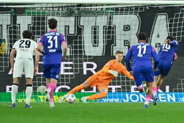 19 April 2026, North Rhine-Westphalia, Moenchengladbach: Mainz's Nadiem Amiri scores his side's first goal during the German Bundesliga soccer match between Borussia Moenchengladbach and FSV Mainz 05 at Borussia-Park Stadium. Photo: Ulrich Hufnagel/dpa - WICHTIGER HINWEIS: Gemäß den Vorgaben der DFL Deutsche Fußball Liga bzw. des DFB Deutscher Fußball-Bund ist es untersagt, in dem Stadion und/oder vom Spiel angefertigte Fotoaufnahmen in Form von Sequenzbildern und/oder videoähnlichen Fotostrecken zu verwerten bzw. verwerten zu lassen.