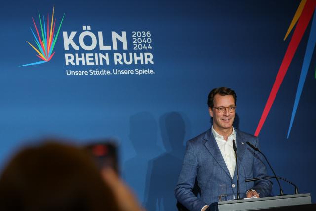 19 April 2026, North Rhine-Westphalia, Cologne: North Rhine-Westphalia Minister-President Hendrik Wuest speaks on stage in Cologne on election night. The vote will determine whether the people of North Rhine-Westphalia support the 'CologneRhineRuhr' bid for the 2036, 2040 or 2044 Olympic and Paralympic Games. In 17 municipalities, more than four million people were able to cast their ballots by mail in referendums. Photo: Christoph Reichwein/dpa