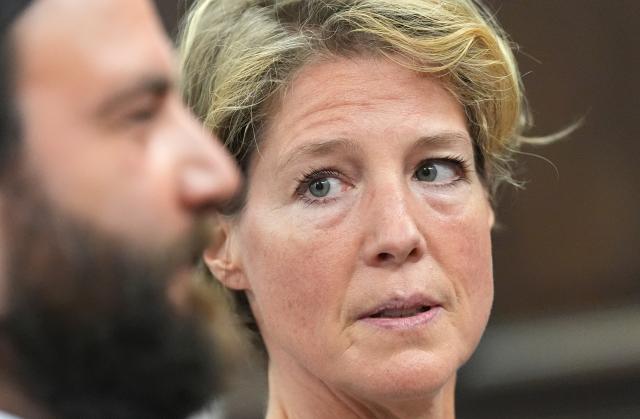 20 April 2026, Hamburg: Christina Block (R), German restaurateur and entrepreneur, and her lawyer Ingo Bott (R), stand at the courtroom in the trial for alleged child abduction in Hamburg Regional Court. Photo: Marcus Brandt/dpa Pool/dpa