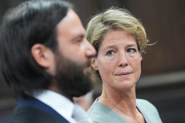 20 April 2026, Hamburg: Christina Block (R), German restaurateur and entrepreneur, and her lawyer Ingo Bott (R), stand at the courtroom in the trial for alleged child abduction in Hamburg Regional Court. Photo: Marcus Brandt/dpa Pool/dpa