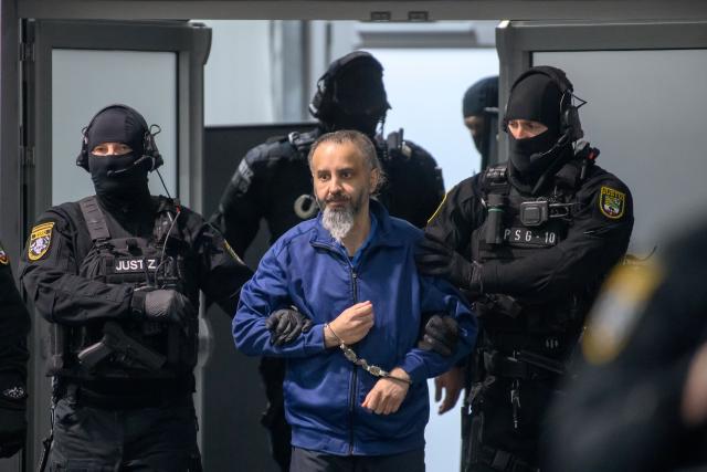 20 April 2026, Saxony-Anhalt, Magdeburg: Judicial officers lead the defendant Taleb al-Abdulmohsen into the courtroom of Magdeburg District Court. The public prosecutor's office is accusing the man from Saudi Arabia of 338 counts of attempted murder. On December 20, 2024, the defendant drove into a crowd of people at the Magdeburg Christmas market. Photo: Klaus-Dietmar Gabbert/dpa
