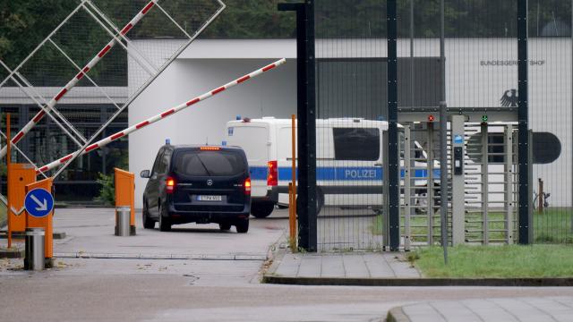 FILED - 25 September 2025, Baden-Württemberg, Karlsruhe: Police vehicles enter the grounds of the Federal Court of Justice in Karlsruhe. Photo: René Priebe/dpa