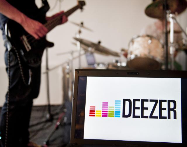 FILED - 12 June 2014, Berlin: The logo of Deezer, the international music streaming service, is visible on a computer monitor in a music studio in Berlin. Photo: Selin Verger/dpa