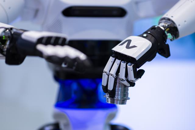 20 April 2026, Lower Saxony, Hanover: A hand of a humanoid robot grips an object at the Schaeffler stand at Hannover Messe 2026. Photo: Michael Matthey/dpa