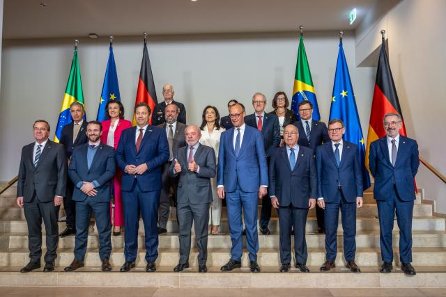 20 April 2026, Lower Saxony, Hanover: German Chancellor Friedrich Merz, Brazil's President Lula da Silva, Lars Klingbeil, German Minister of Finance, Johann Wadephul, German Foreign Minister, Katherina Reiche, German Minister for Economic Affairs and Energy and Boris Pistorius, German Minister of Defence pose for a photo with other meeting attendees after the German-Brazilian Intergovernmental Consultations at Herrenhausen Palace in Hanover. Photo: Michael Kappeler/dpa