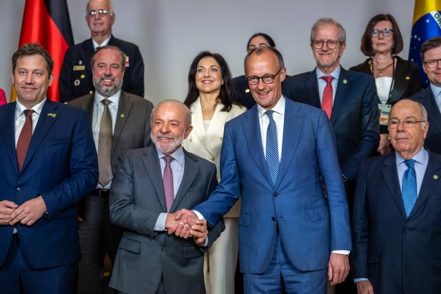 20 April 2026, Lower Saxony, Hanover: German Chancellor Friedrich Merz shakes hands with Brazil's President Lula da Silva as they pose for a photo with Lars Klingbeil, German Minister of Finance and the attendees after the German-Brazilian Intergovernmental Consultations at Herrenhausen Palace in Hanover. Photo: Michael Kappeler/dpa