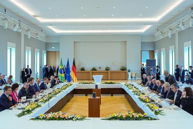 20 April 2026, Lower Saxony, Hanover: German Chancellor Friedrich Merz  and Brazil's President Lula da Silva attend the German-Brazilian intergovernmental consultations meeting at Herrenhausen Palace. Photo: Michael Kappeler/dpa
