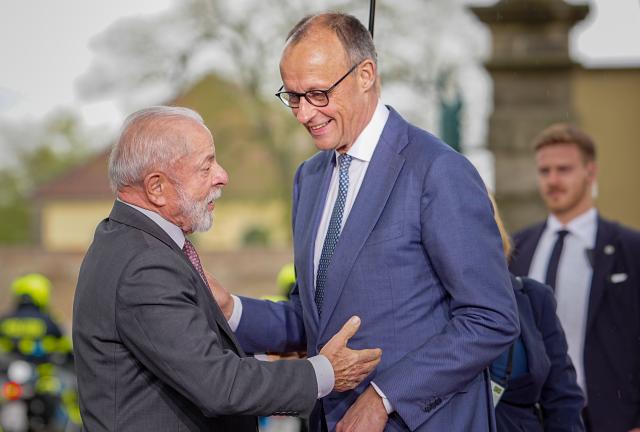 20 April 2026, Lower Saxony, Hanover: German Chancellor Friedrich Merz (R) welcomes Brazil's President Lula da Silva to the German-Brazilian intergovernmental consultations meeting at Herrenhausen Palace. Photo: Michael Kappeler/dpa