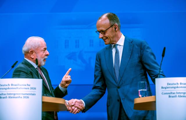 20 April 2026, Lower Saxony, Hanover: Brazil's President Lula da Silva shakes hands with German Chancellor Friedrich Merz during a joint press conference after the German-Brazilian intergovernmental consultations meeting at the Herrenhausen Palace in Hanover. Photo: Michael Kappeler/dpa