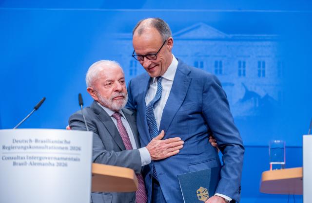 20 April 2026, Lower Saxony, Hanover: Brazil's President Lula da Silva embraces German Chancellor Friedrich Merz during a joint press conference after the German-Brazilian intergovernmental consultations meeting at the Herrenhausen Palace in Hanover. Photo: Michael Kappeler/dpa