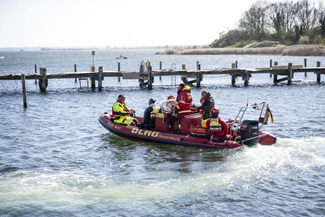 20 April 2026, Mecklenburg-Vorpommern, Wismar: Rescuers set out from the port of Kirchdorf in a DLRG boat as a humpback whale remains off the coast of Poel after briefly swimming away before stopping again despite attempts to move it. Photo: Philip Dulian/dpa