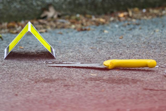 20 April 2026, North Rhine-Westphalia, Wuppertal: The suspected weapon, a knife, lies on the street after a man attacked and injured his partner in Wuppertal. Photo: Christoph Reichwein/dpa