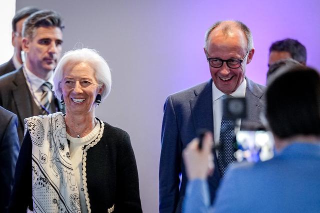 20 April 2026, Berlin: Friedrich Merz (R), Germany's Chancellor, and Christine Lagarde (2nd L), President of the European Central Bank (ECB), arrive at the annual reception marking the 75th anniversary of the Association of German Banks. Photo: Kay Nietfeld/dpa