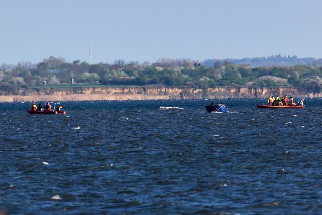 20 April 2026, Mecklenburg-Vorpommern, Weitendorf-Hof: A humpback whale is seen off the coast of Poel Island, blowing air from its blowhole after freeing itself from stranding near Wismar and travelling several kilometres, following days of rescue efforts by a private initiative. Photo: Marcus Golejewski/dpa