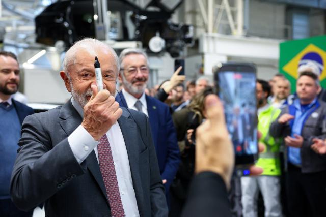 20 April 2026, Wolfsburg: Luiz Inacio Lula da Silva, Brazil's President, signs the hood of a Volkswagen Golf during a visit to the Volkswagen plant in Wolfsburg. Photo: Lisi Niesner/Pool Reuters/dpa