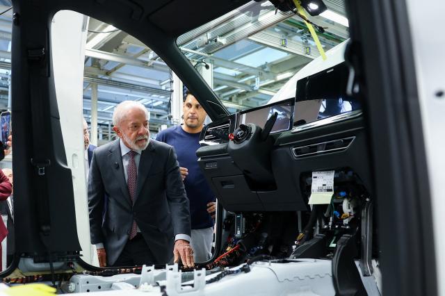 20 April 2026, Wolfsburg: Volkswagen employee Marcelo Reis (R) shows Luiz Inacio Lula da Silva, Brazil's President, the assembly line at the Volkswagen plant in Wolfsburg. Photo: Lisi Niesner/Pool Reuters/dpa