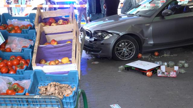 20 April 2026, Rhineland-Palatinate, Saarbruecken: A car fails to come to a stop until it crashes into the outdoor display of a fruit and vegetable market in Saarbruecken after a 26-year-old driver loses control, veers onto the sidewalk, and hits the store-front of a vegetable shop. Photo: Thorsten Kremers/dpa