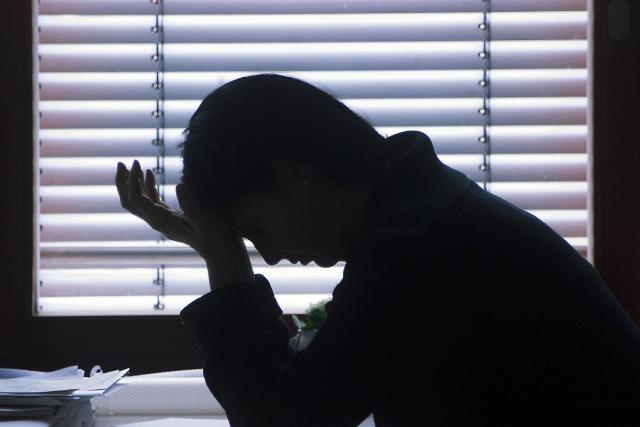FILED - 16 March 2004, Dresden: A person holds their head as they suffer from a migraine. Photo: Marion Groening/SZ/dpa-Zentralbild/dpa