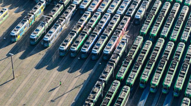21 April 2026, Lower Saxony, Hanover: An aerial view showing light rail vehicles of the Hanover transport company Uestra are in the depot. Drivers of buses and streetcars in Lower Saxony are also being called out on a warning strike on Tuesday. There will be traffic jams in the state capital, mainly due to the Hannover Messe industrial trade fair. Photo: Julian Stratenschulte/dpa