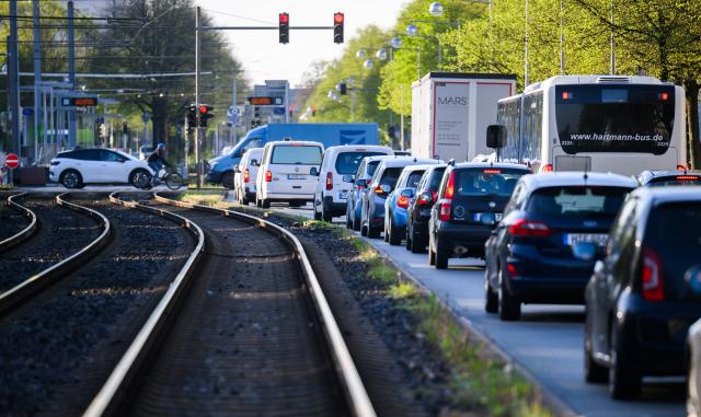 21 April 2026, Lower Saxony, Hanover: Cars are stuck in traffic jams next to empty light rail tracks. Drivers of buses and trains in Lower Saxony have also been called out on a warning strike on Tuesday. Photo: Julian Stratenschulte/dpa