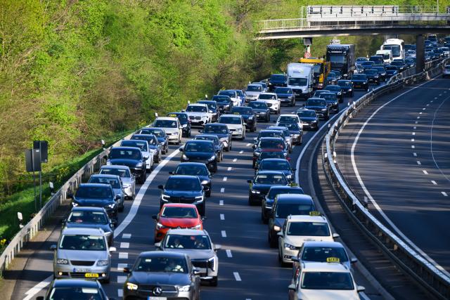 21 April 2026, Lower Saxony, Hanover: Cars are stuck in traffic jams on the Messeschnellweg. Drivers of buses and trains in Lower Saxony have also been called out on a warning strike on Tuesday. There will be traffic jams on the way to the Hannover Messe trade fair grounds. Photo: Julian Stratenschulte/dpa
