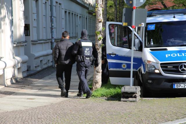 21 April 2026, Saxony, Leipzig: Police in action in Leipzig. The federal police have carried out a large-scale raid in Leipzig and the surrounding area to combat illegal entry. The measure is aimed at around 50 men and women from Syria who are said to have sent their real IDs to Syria to enable compatriots to enter Germany. Photo: Tobias Junghanns/dpa