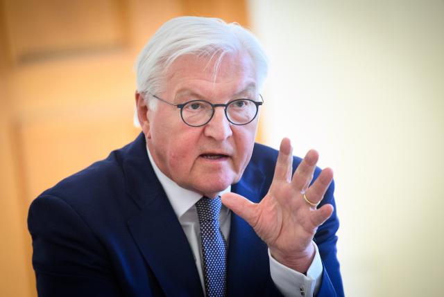 21 April 2026, Berlin: German President Frank-Walter Steinmeier (C) talks to around 20 journalists from local newspapers on the occasion of Local Journalism Day (May 5) at Bellevue Palace. Photo: Bernd von Jutrczenka/dpa