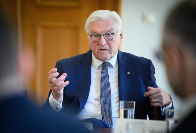 21 April 2026, Berlin: German President Frank-Walter Steinmeier (C) talks to around 20 journalists from local newspapers on the occasion of Local Journalism Day (May 5) at Bellevue Palace. Photo: Bernd von Jutrczenka/dpa