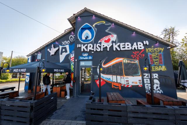 PRODUCTION - 21 April 2026, North Rhine-Westphalia, Bielefeld: View of a branch of "Krispy Kebab".  The Bielefeld-based kebab chain operator Kolcu had the "Krispy Kebab" brand legally protected years ago. Now the US fast food giant KFC is offering a product with the same name. Photo: Friso Gentsch/dpa