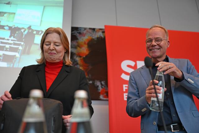 21 April 2026, Berlin: Baerbel Bas (L), German Minister of Labor and Social Affairs and Social Democratic Party (SPD) leader, and Matthias Miersch, SPD parliamentary group leader, attend their parliamentary group meeting at the German Parliament (Bundestag) in Berlin. Photo: Markus Lenhardt/dpa