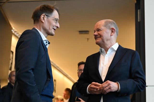 21 April 2026, Berlin: Karl Lauterbach (L) and Olaf Scholz, Former German Chancellor attend the Social Democratic Party's parliamentary group meeting in Berlin. Photo: Markus Lenhardt/dpa