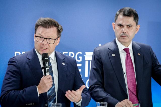 21 April 2026, Berlin: German Minister for the Environment, Climate Action, Nature Conservation, and Nuclear Safety Carsten Schneider (L) and Murat Kurum, Turkey's Minister of Environment, Urbanization, and Climate Change and the president-elect of the UN Climate Change Conference COP31, speak at the 17th Petersberg Climate Dialogue. Photo: Kay Nietfeld/dpa